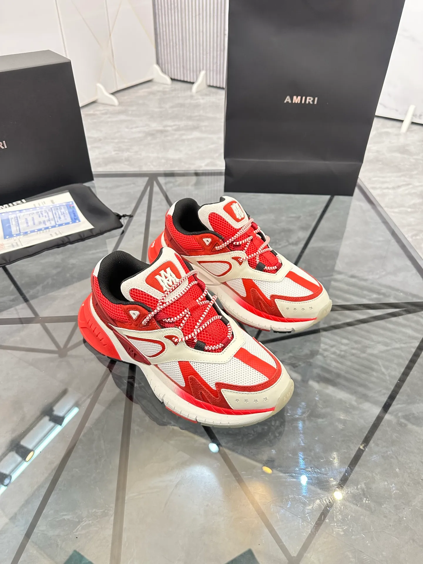Men's shoes: 💰P720¥ Guangzhou top quality Product trademark: AMIRI* "Amir*" low-top casual shoes Regular size: 39-44 (can be customized to 45) Product materials: upper imported first-layer cowhide stitching original material, breathable lining, original outsole. Number: 525